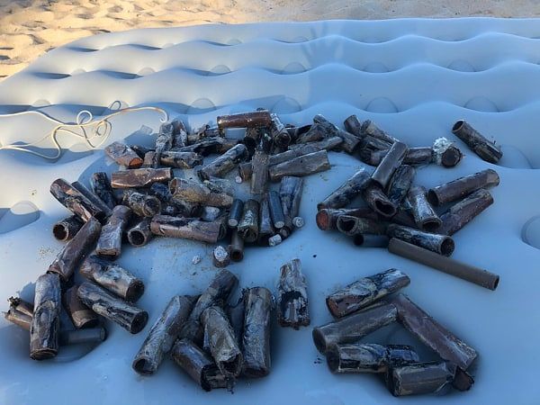 “Fuochi d’artificio e plastica in mare a Costa Rei”