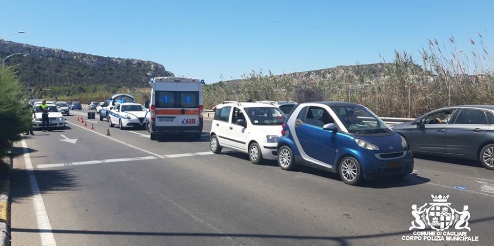 Incidente al Poetto, Panda guidata da un romano tampona una Smart: cagliaritana 23enne in ospedale