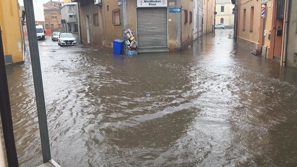 Serramanna, strade allagate dopo 10 minuti di pioggia: residenti in rivolta