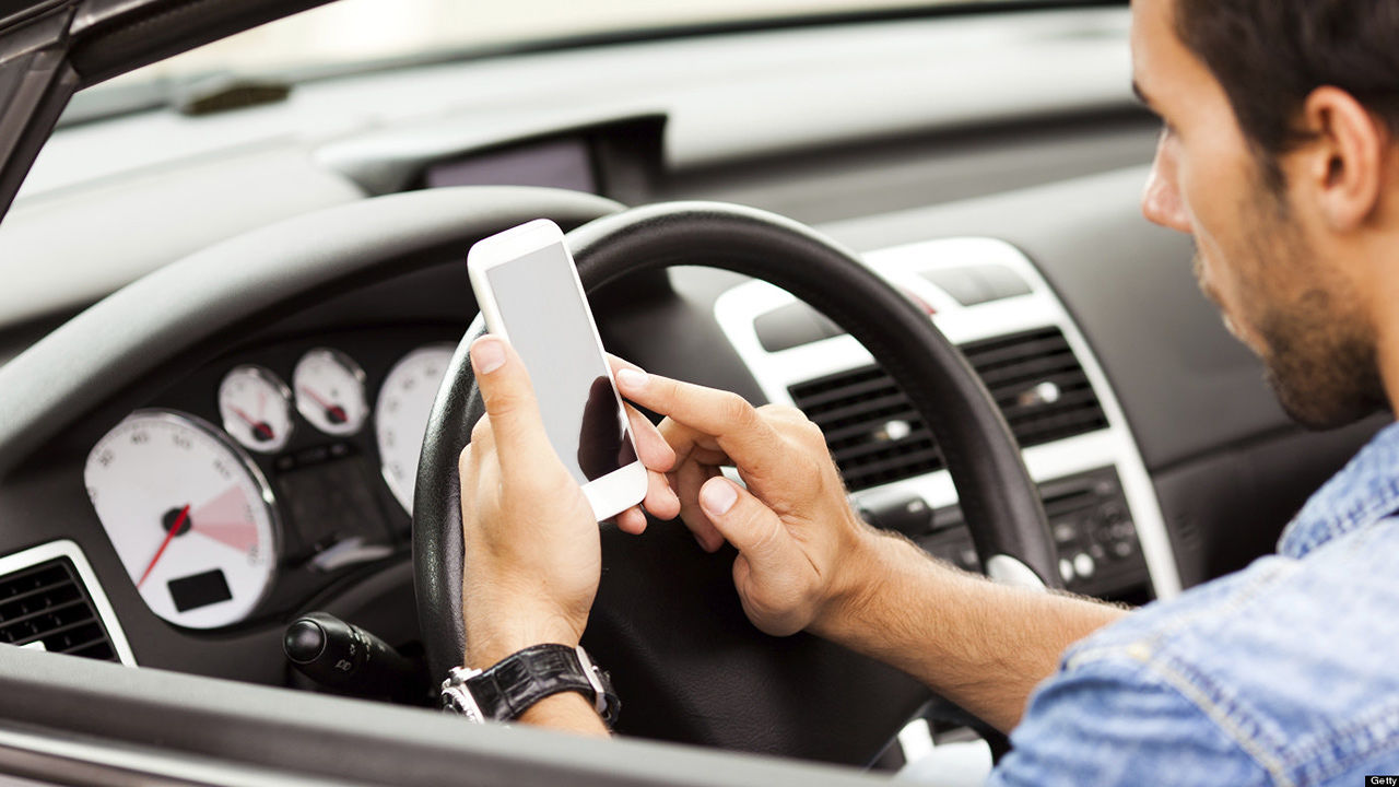 Traffico estivo sulle strade sarde, rischio incidenti: “Niente telefonate e social network alla guida”