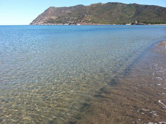 Con l’auto nella spiaggia di Porto Ferro: turista sanzionato a Sassari