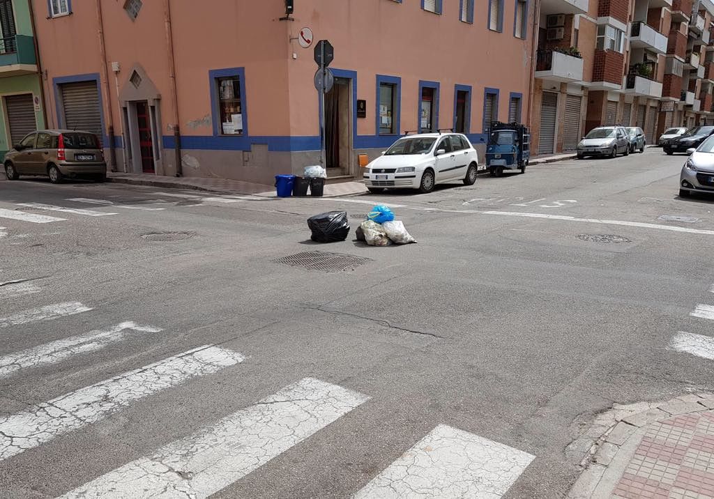 San Michele, l’ultima trovata degli incivili della spazzatura: i bustoni direttamente in mezzo alla strada