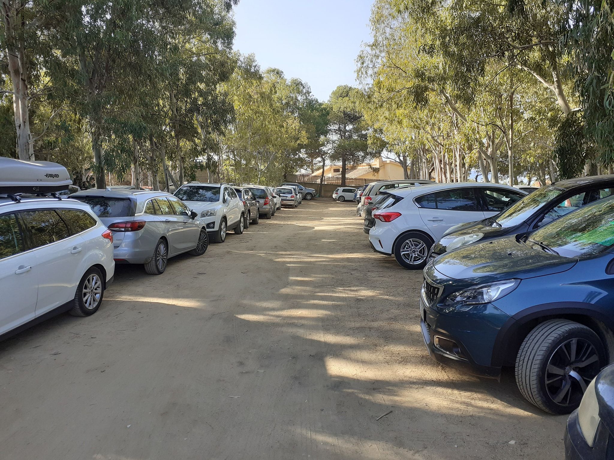 Torre delle Stelle, i residenti davanti al parcheggio pieno: “Comune, fai pagare chi lascia l’auto”