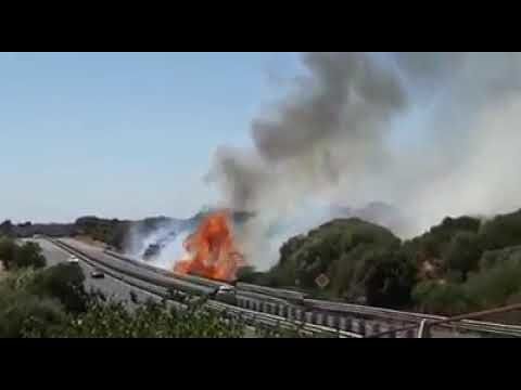 Vasto incendio sulla Ss 131, fiamme a pochissima distanza dalle automobili