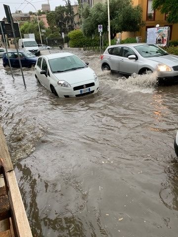 Nubifragio su Selargius, via Istria allagata: la foto in diretta di Francesca