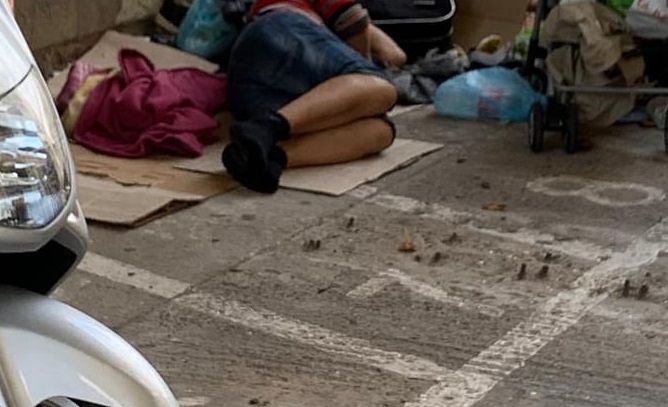 Cagliari, 4 senzatetto occupano il parcheggio di via Caprera: “E’ un orinatoio a cielo aperto”