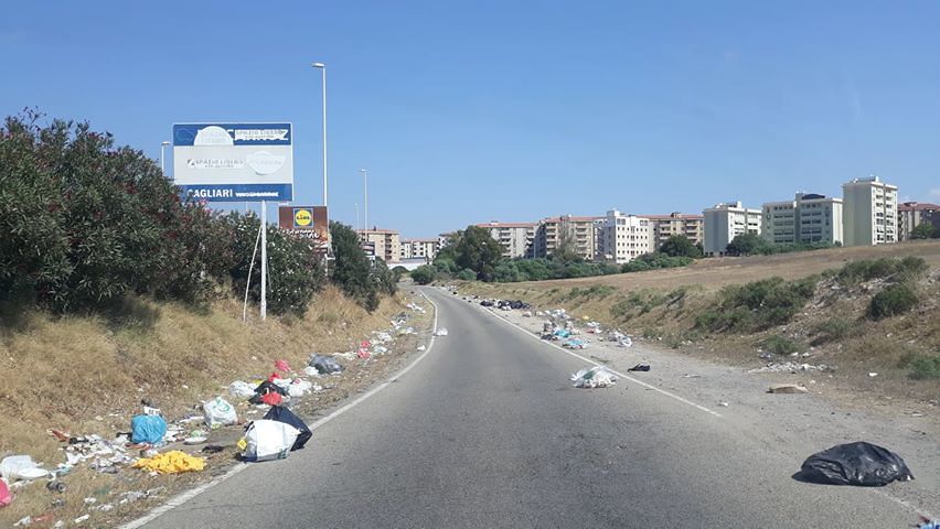 Cagliari, la strada verso Mulinu Becciu è una immensa discarica abusiva: “Guardate che vergogna…”