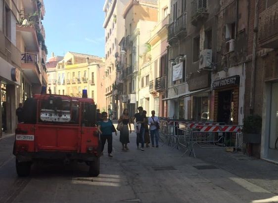 Paura a Cagliari, pioggia di calcinacci in via Garibaldi: transenne nella via dello shopping