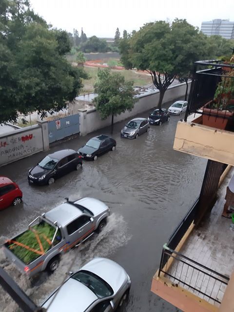 Via Santa Gilla, le auto in mezzo al fiume d’acqua: “Quando puliranno i tombini?”