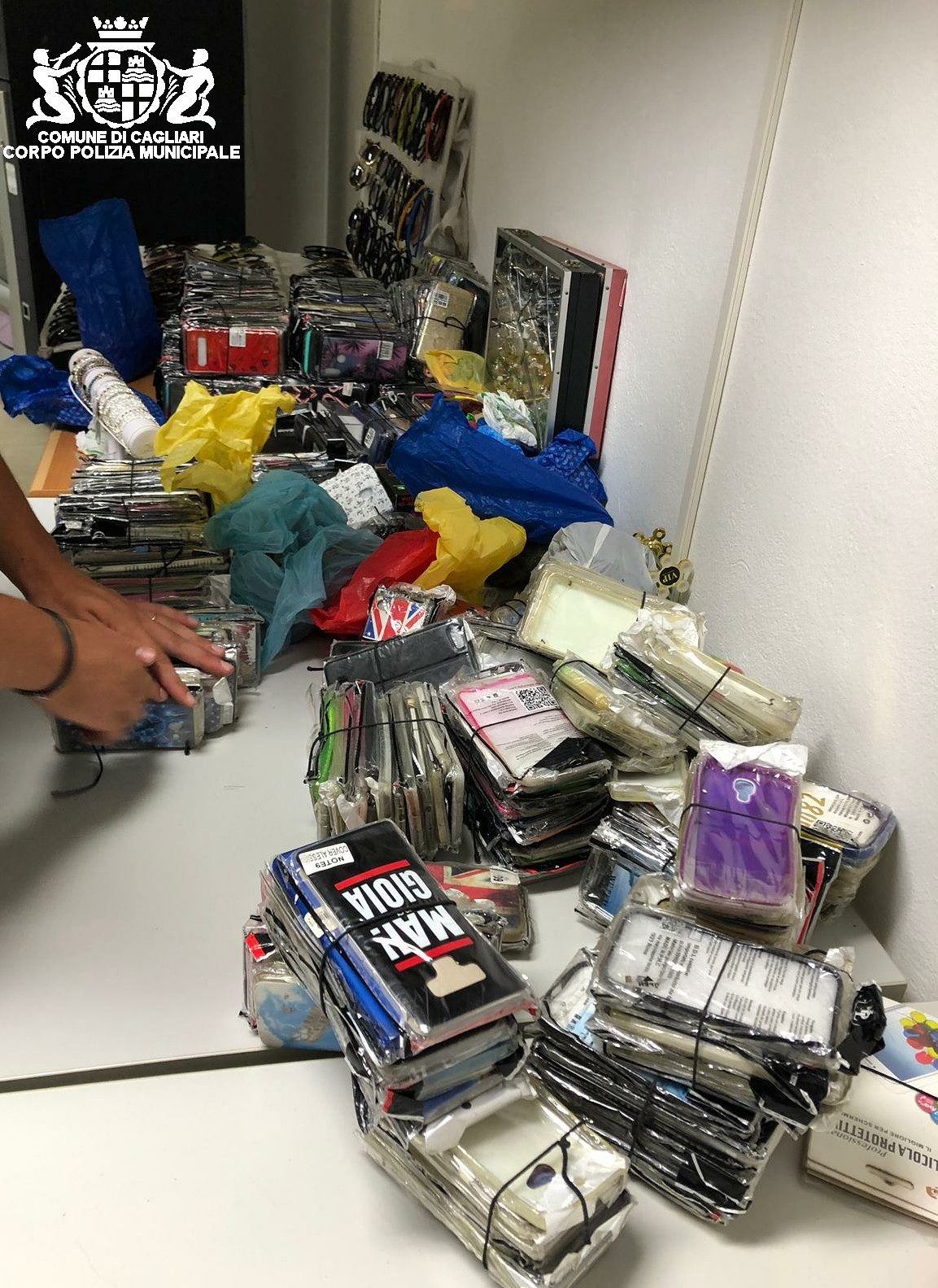 Cagliari, controlli in centro e al Poetto: sanzionati sei venditori abusivi, merce sequestrata