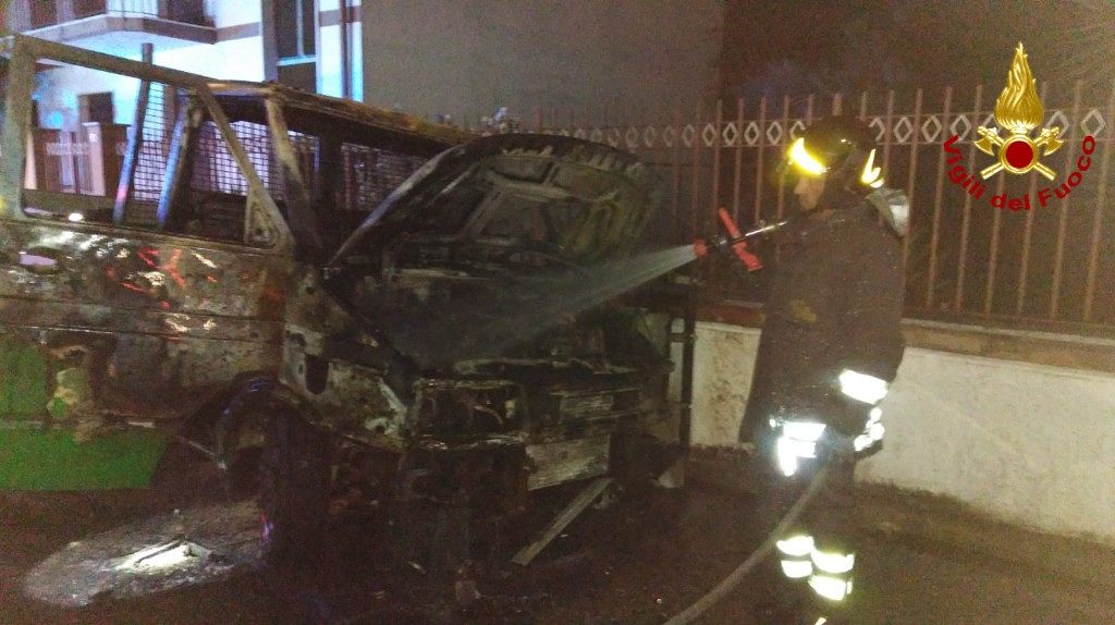 Auto in fiamme nella notte a Gergei, intervento dei vigili del fuoco
