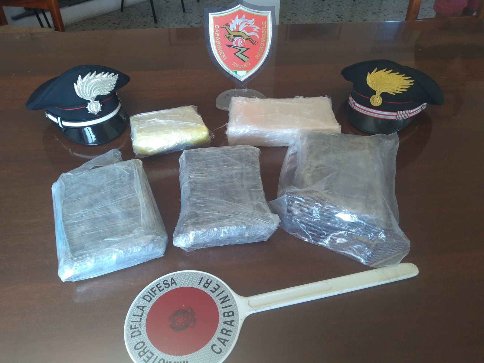 Nascondeva nell’auto 5 chili di cocaina per 800mila euro: arrestato pizzaiolo di Serramanna