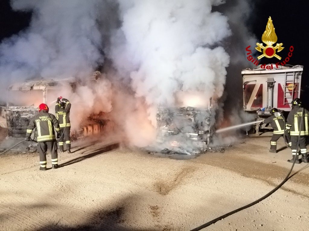Assemini, due camion distrutti dal fuoco nella notte