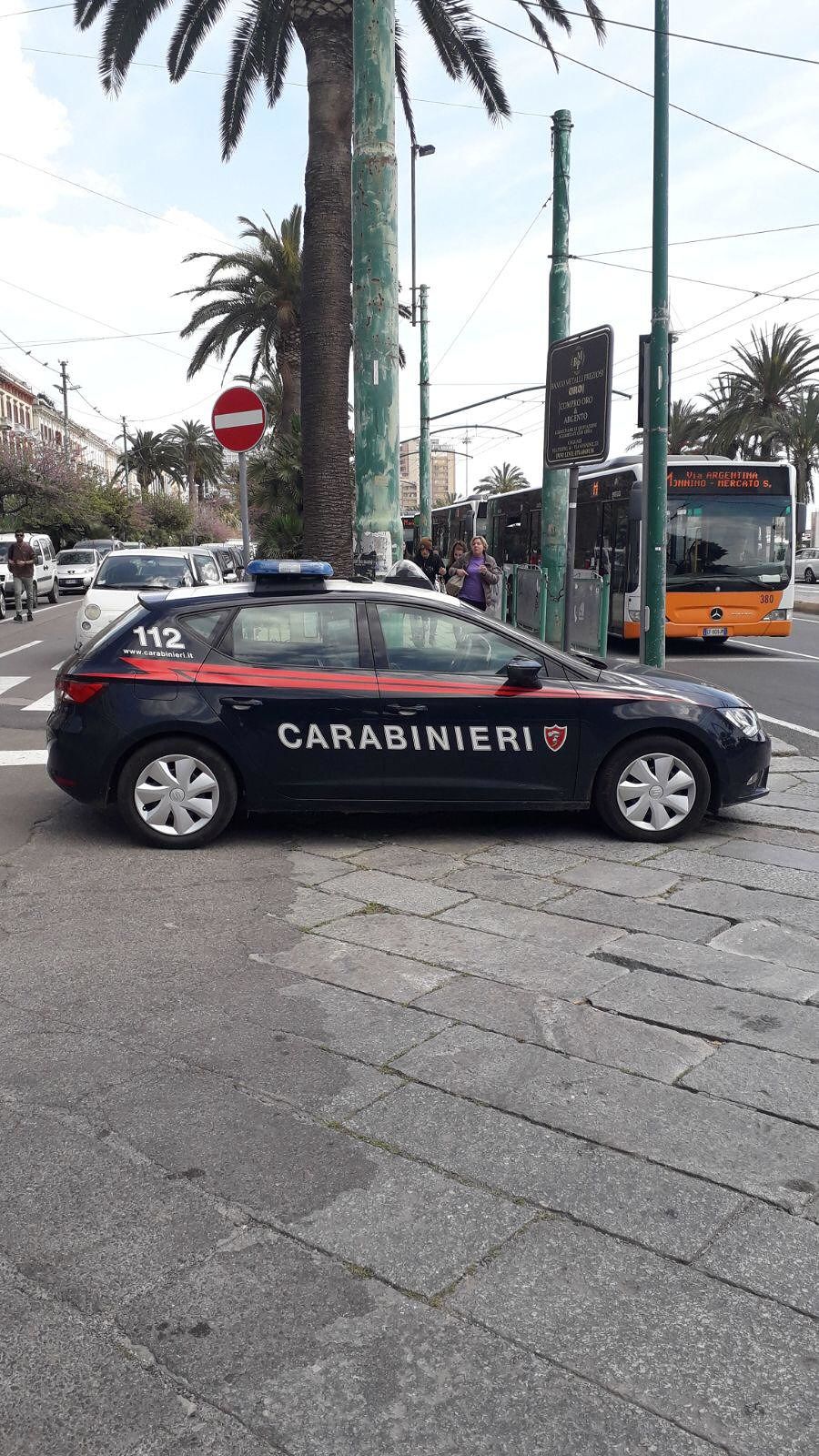 Cagliari, spacciava droga a minorenni in via Roma: straniero arrestato dai carabinieri