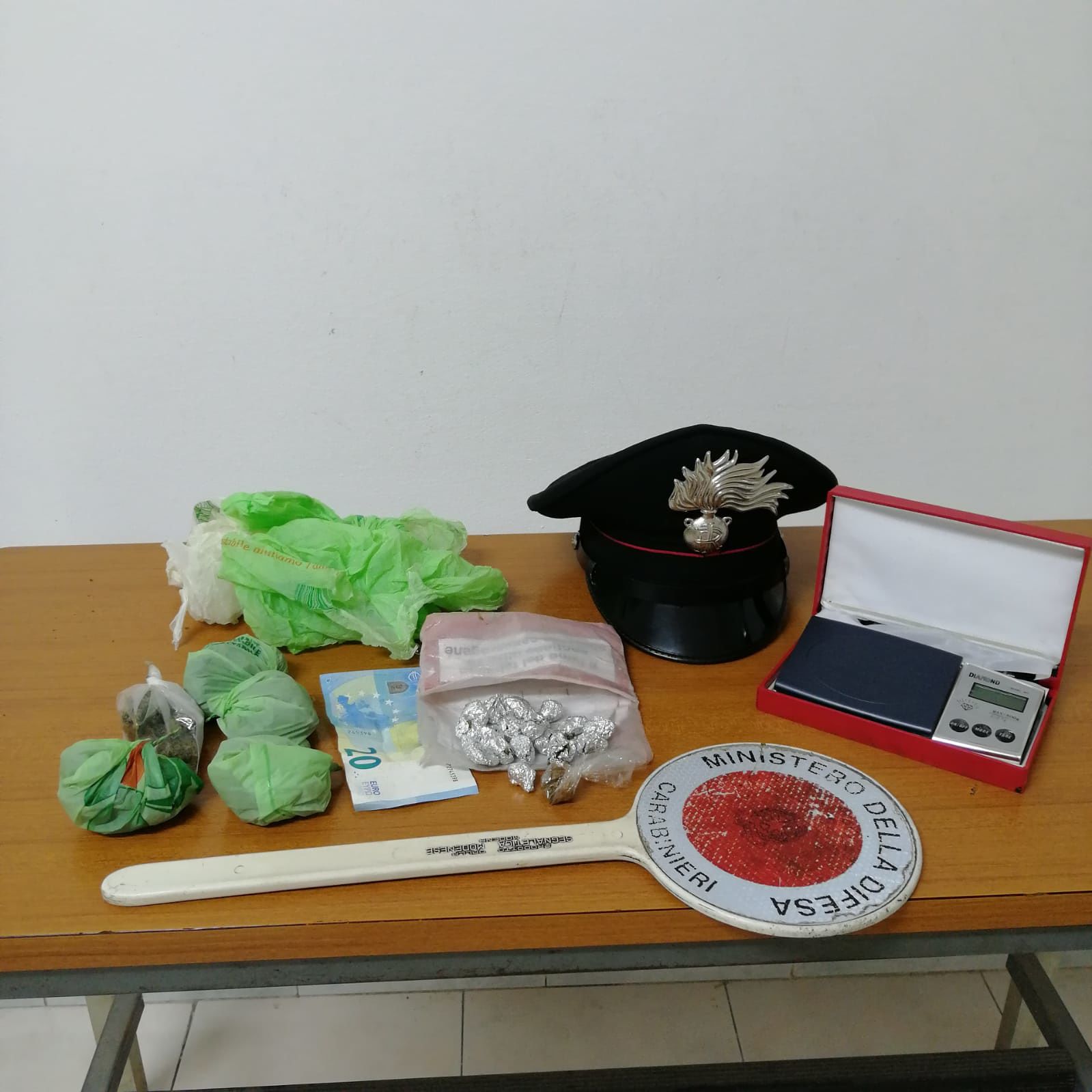 Settimo, due spacciatori in arresto: uno ha ferito a calci e pugni due carabinieri