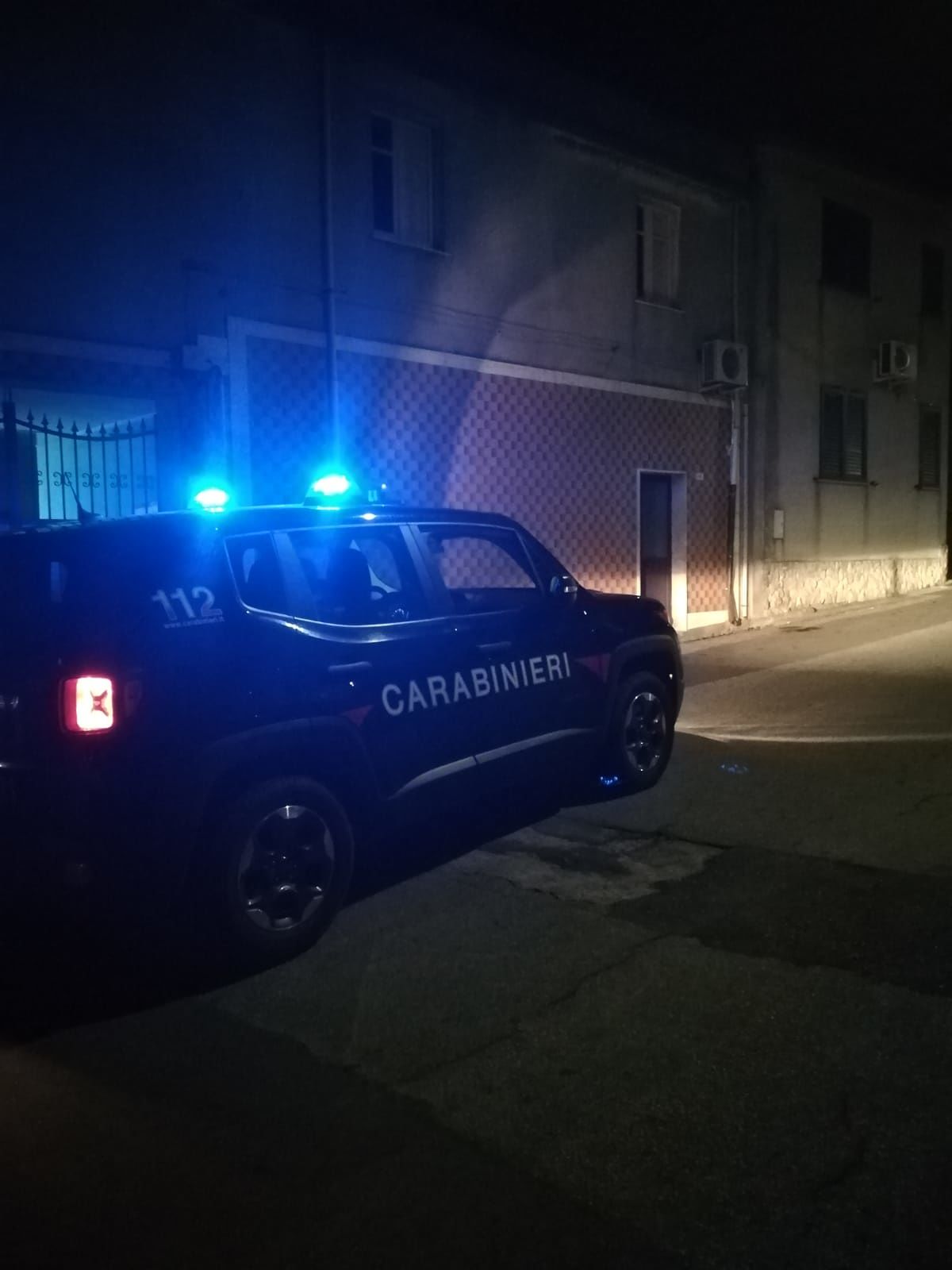 Ai domiciliari, esce e aggredisce il padre: fermato mentre danneggia un muro con una mazza