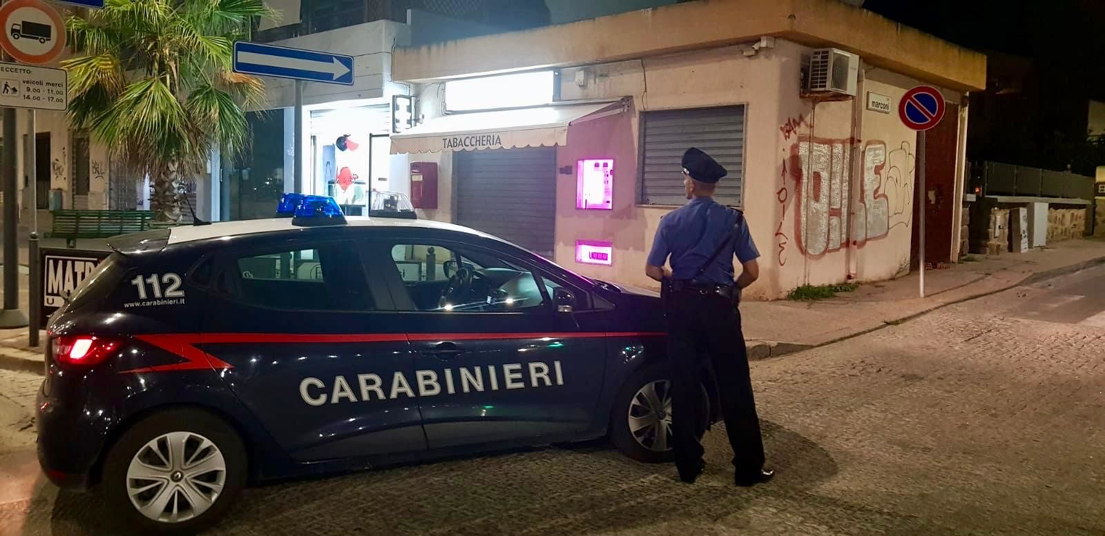 Rapina a Carbonia, due banditi minacciano un tabaccaio con la pistola e portano via l’incasso