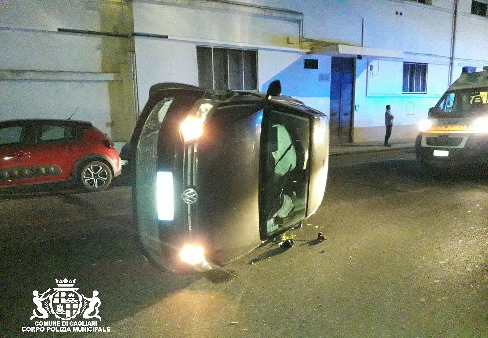 Cagliari, colpisce un’auto in sosta e si ribalta: due donne ferite, la conducente era ubriaca
