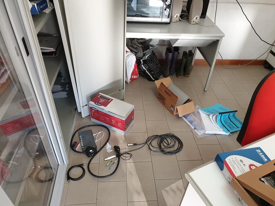 Vandali scatenati all’Agrario di Elmas: “Vigliacchi, hanno anche devastato l’aula dei disabili”