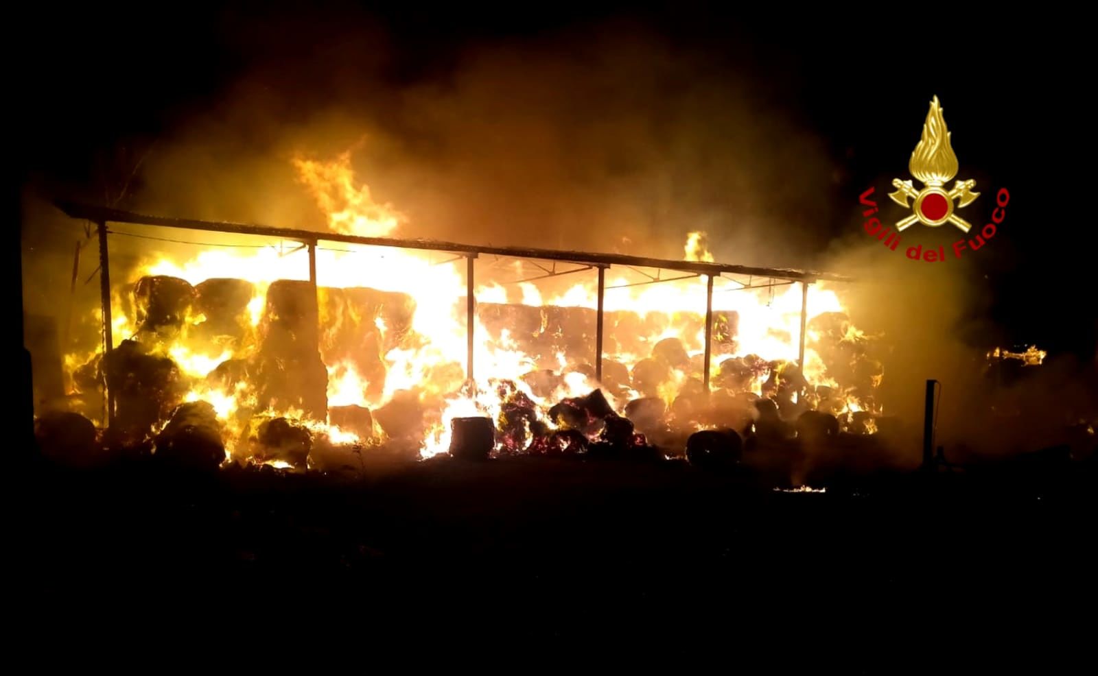 Incendio in un fienile a Villamassargia, in fiamme un silos e 700 rotoballe di fieno