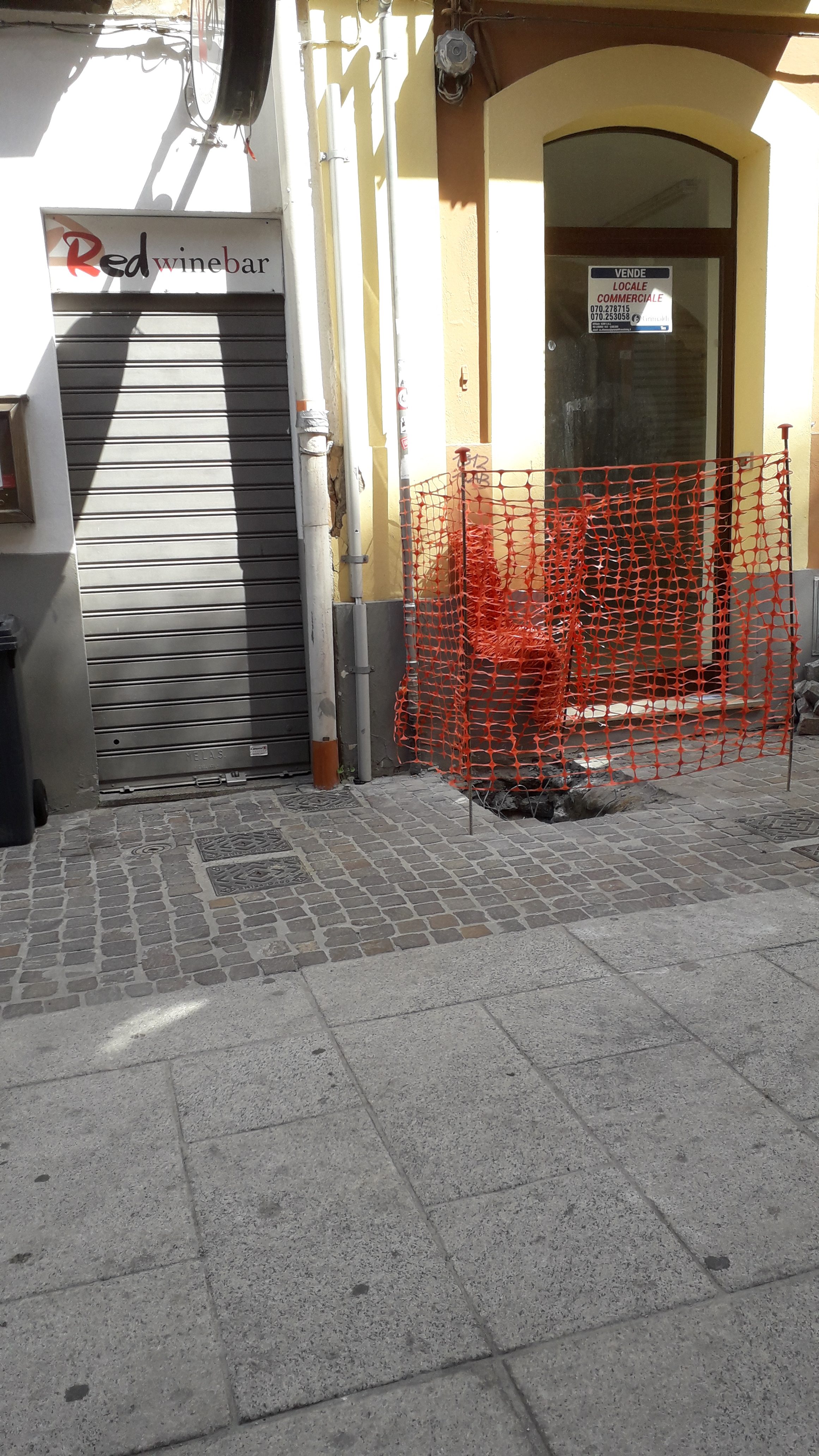 “Assurdi lavori del Corso: tagliano di nuovo la strada per collegare i negozi ai servizi”