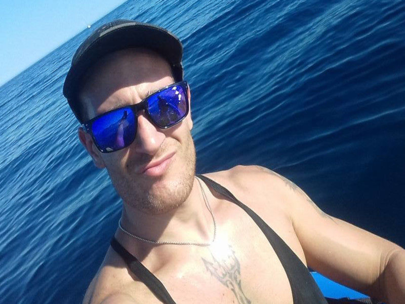 Le lacrime degli amici di Massimiliano Schirru: “Racconteremo a tuo figlio quanto eri speciale e sorridente”