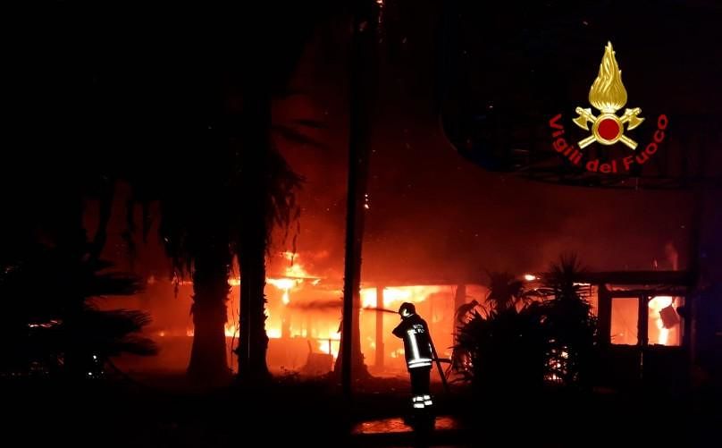 Cagliari, brucia l’intera struttura della pizzeria: vigili del fuoco ancora al lavoro