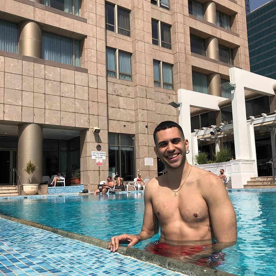 Paura in Sardegna per Mahmood, il cantante si tuffa dalla barca e si ferisce alla testa