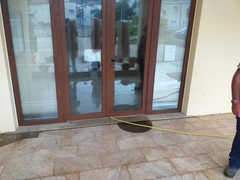 Vandalo allaga il palazzo del Comune di Buggerru: “Danneggiati archivio e biblioteca”