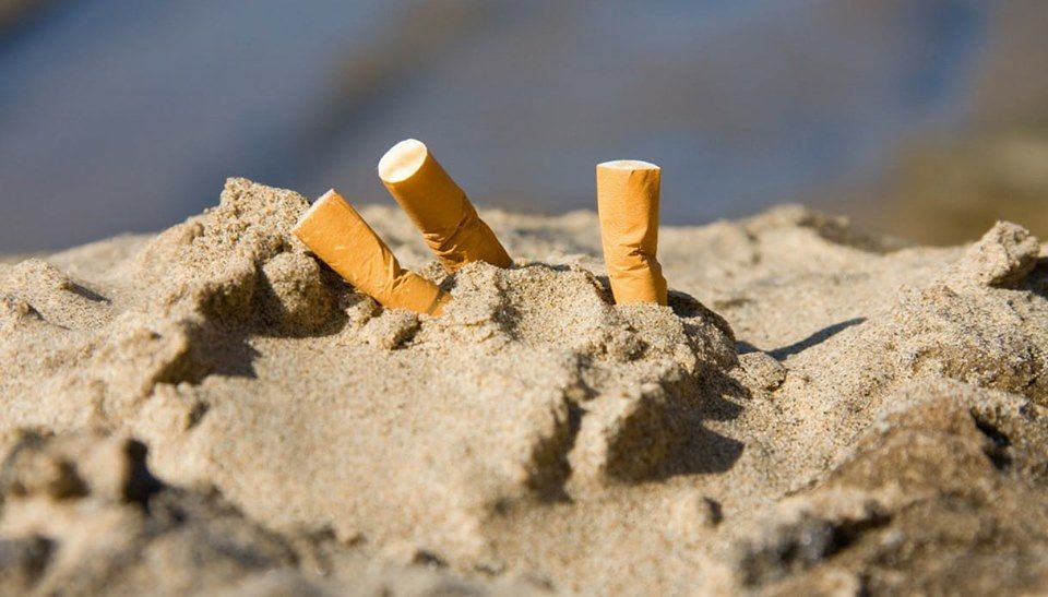 Fuma a Villasimius e sotterra le cicche sotto la sabbia, maxi multa a turista di Torino