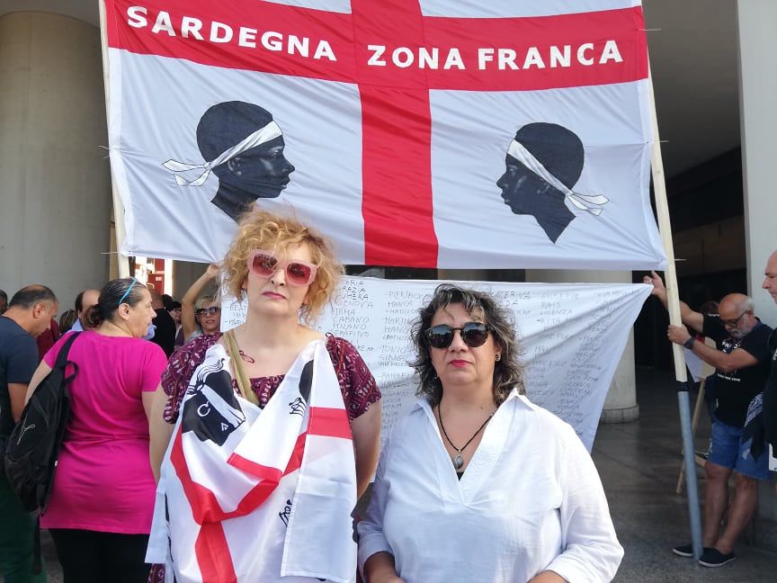 Cagliari, in migliaia sotto il Consiglio regionale: “Subito zona franca, basta essere camerieri a casa nostra”