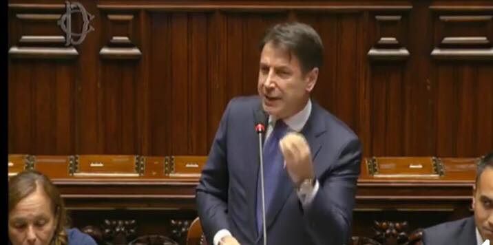 Fiducia al Governo, Conte contestato. Urla dell’opposizione: “Venduto”