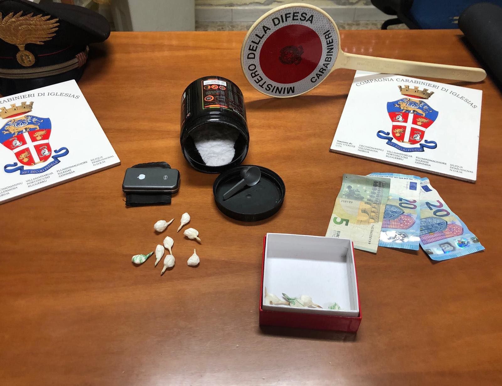 Iglesias, lancia la cocaina dalla finestra durante la perquisizione: arrestato