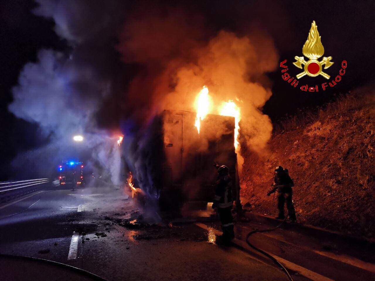 Tir in fiamme sulla 131 diramazione nuorese: strada chiusa al traffico