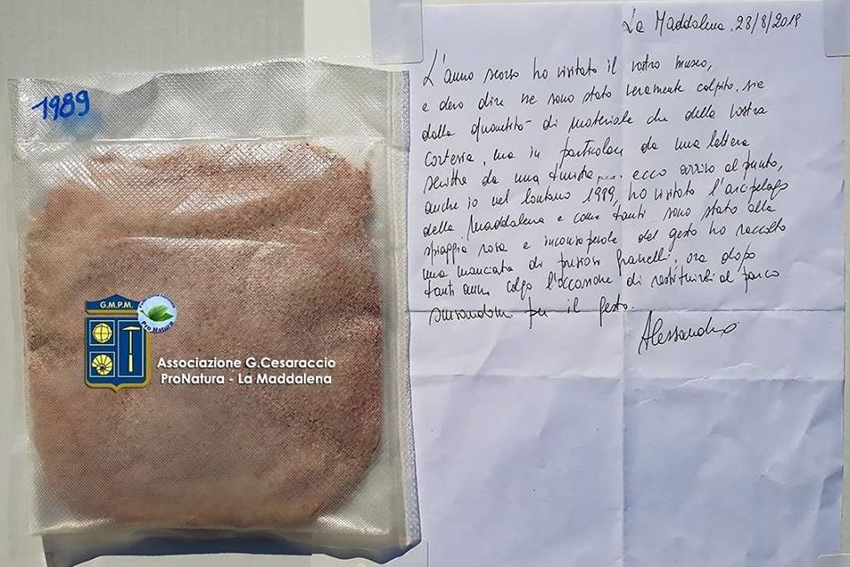 Turista si pente dopo 30 anni e restituisce la sabbia rosa rubata a Budelli: “Scusatemi”