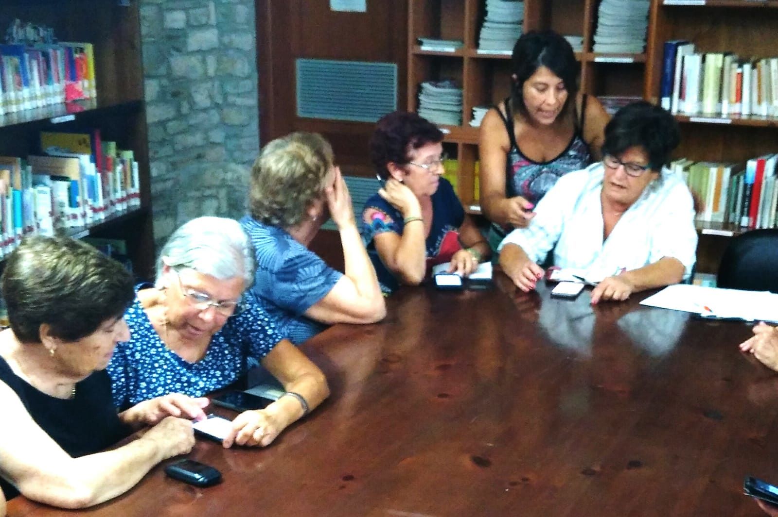 Villanovaforru, in biblioteca nonnine a lezione di WhatsApp