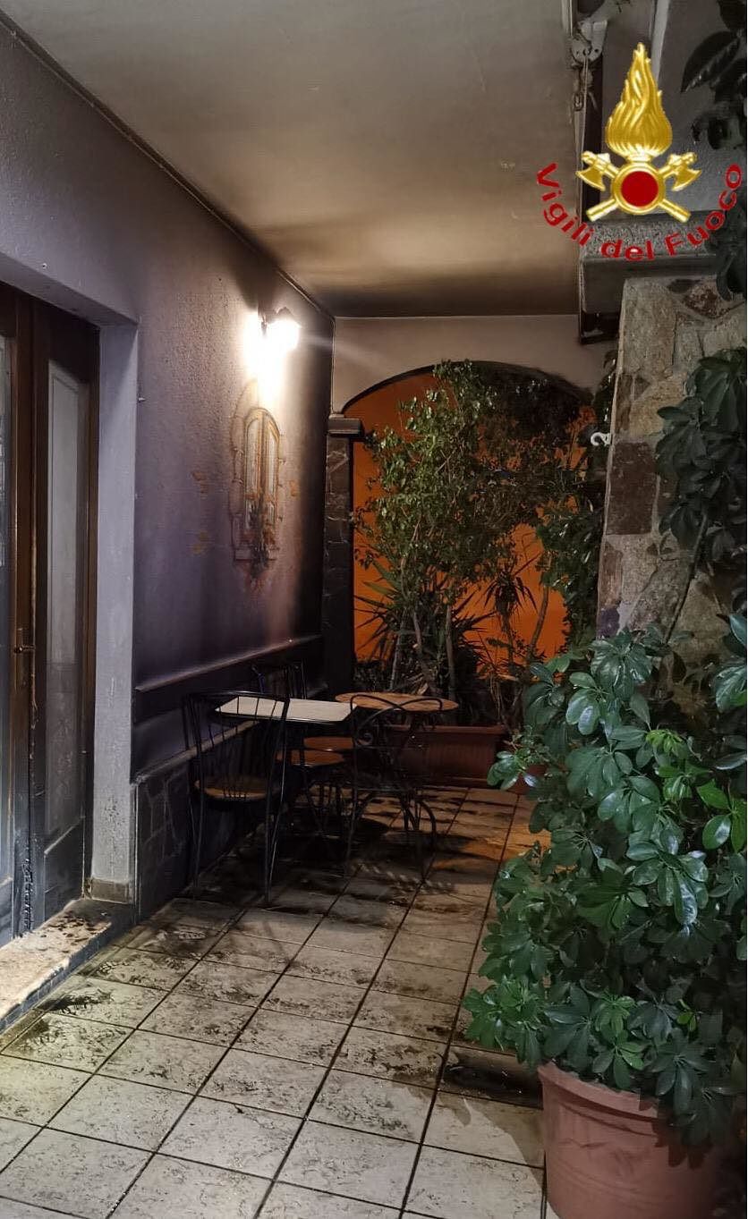 Siniscola, fiamme nel bar del Sindaco: trovate tracce di liquido infiammabile