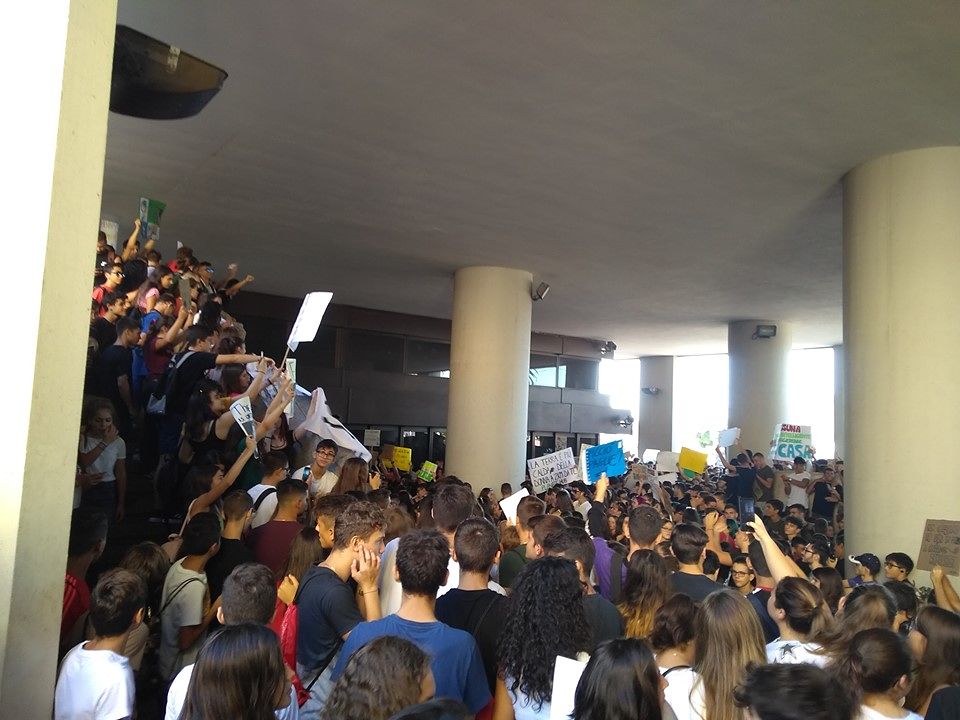 Cagliari, la promessa dei giovani in marcia per il clima: “Manifesteremo anche contro l’occupazione militare”