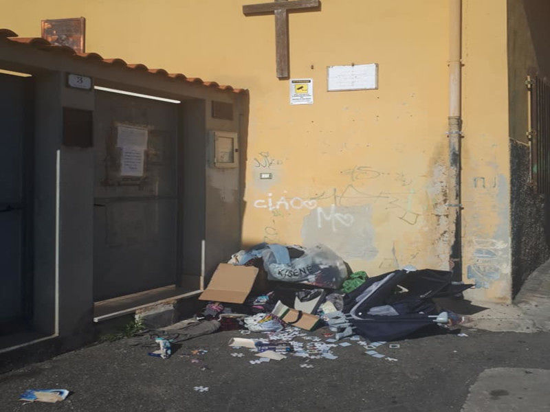 Il “cafone dal cuore d’oro” di Sestu, giocattoli rotti e abiti abbandonati fuori dalla Caritas