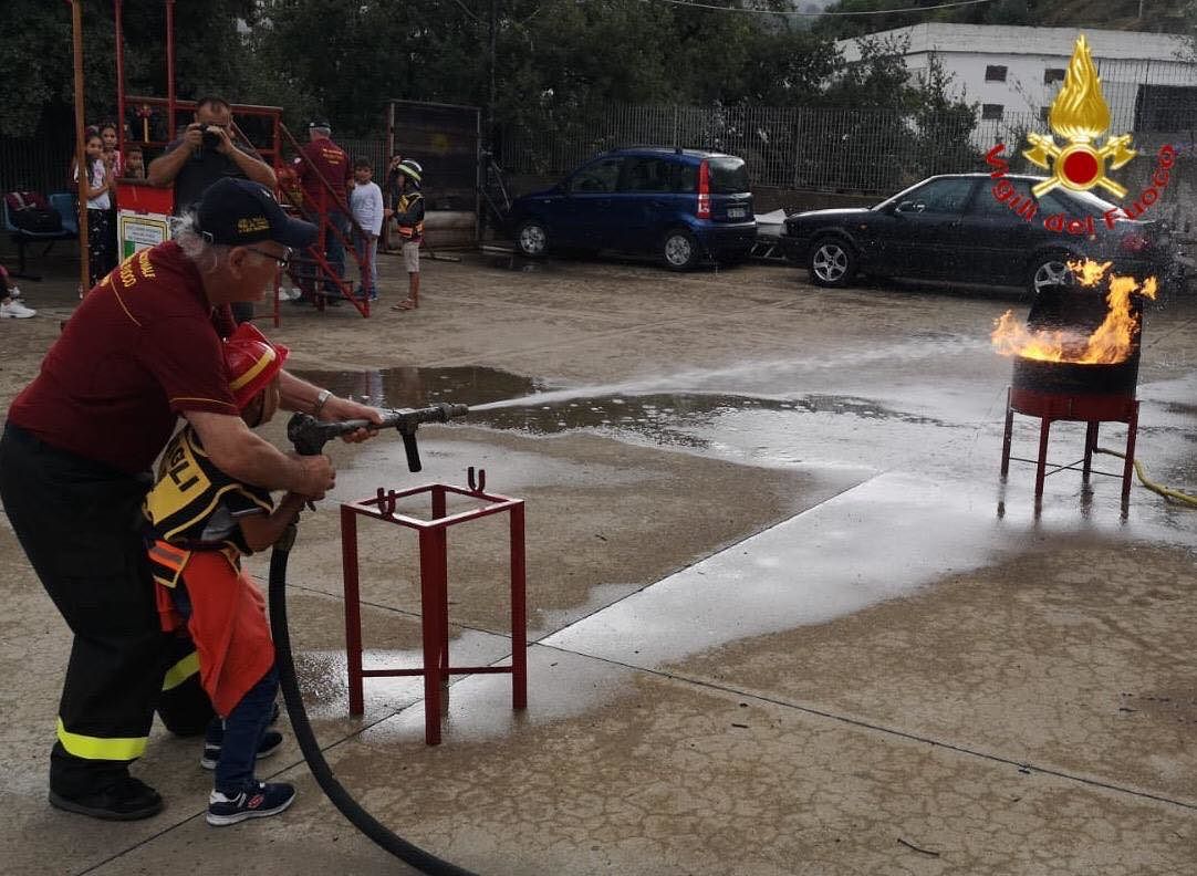 “Pompieropoli”, i bambini giocano a fare i vigili del fuoco a Lanusei