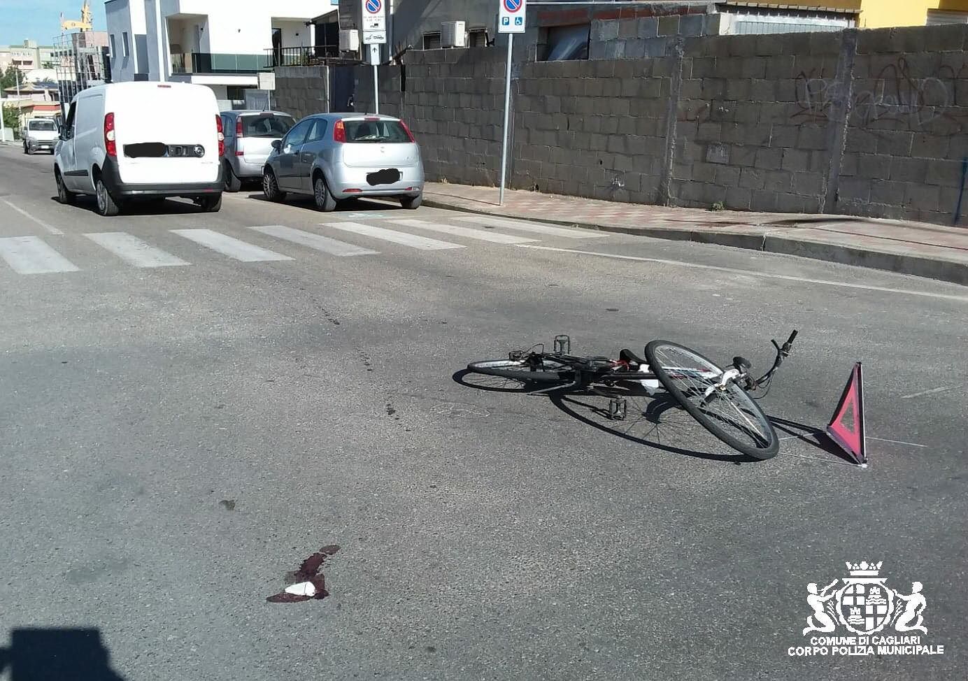 Cagliari, scontro tra un furgone e una bici a Barracca Manna: 21enne all’ospedale