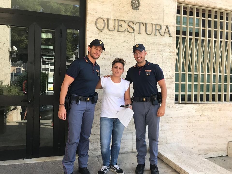 La gioia di Deborah, turista “fortunata”: è lei la proprietaria del portafoglio trovato al Poetto