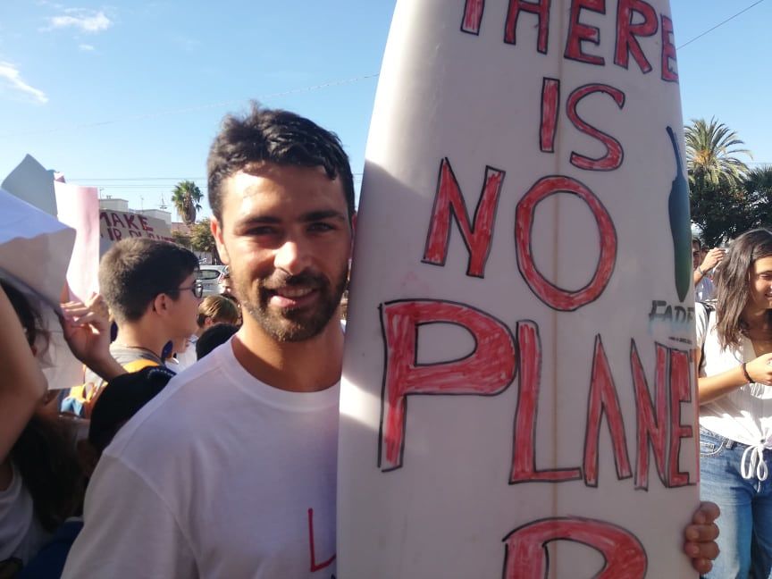Cagliari, il surfista Francisco Porcella al corteo per il clima: “Il mondo ha bisogno di Greta Thunberg”