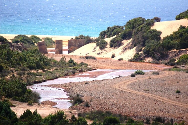 Il rio dei veleni a Piscinas, oltre i due mesi in spiaggia rischi per la salute