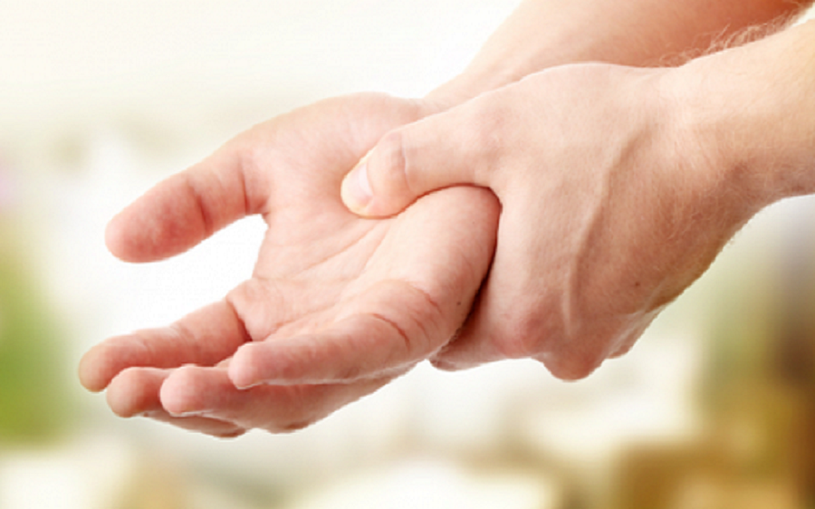 Malati di distonia costretti a curarsi in Francia: “Vogliamo assistenza qui in Sardegna”