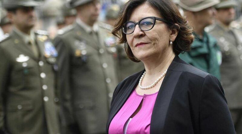 Elisabetta Trenta silurata dai suoi: “Non lo meritavo”