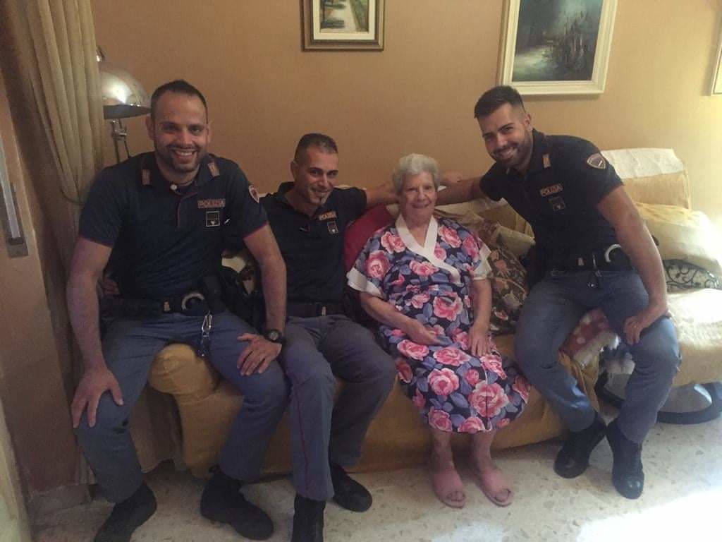 Cagliari, cucina la marmellata di notte e scoppia un incendio: 91enne salvata dai poliziotti