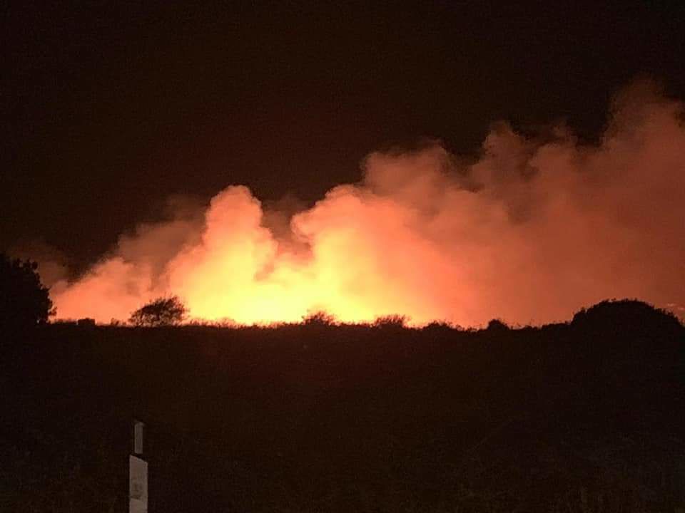 Il fuoco minaccia Settimo San Pietro, grosso incendio nella zona delle campagne
