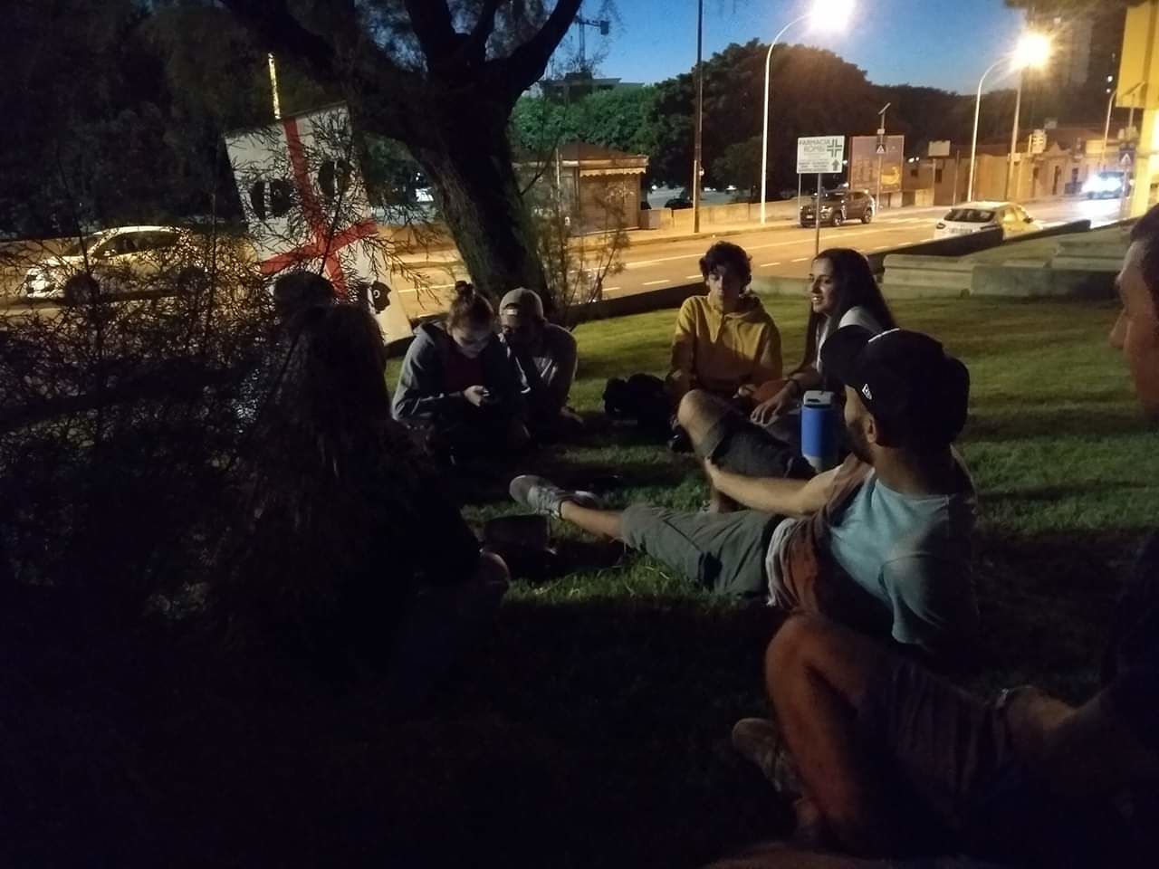 Cagliari, gruppetto di studenti si accampa sotto la Regione: “Solinas, non vogliamo il metano”