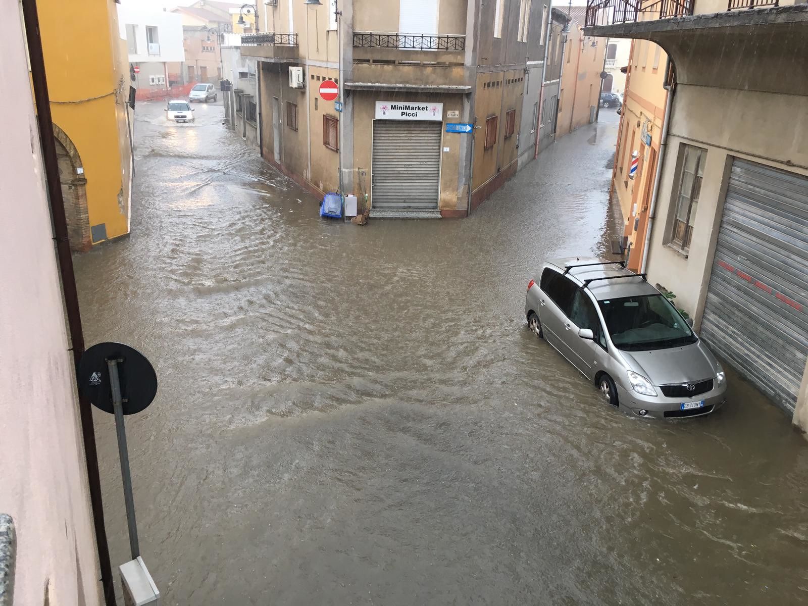 Maltempo a Serramanna: strade come fiumi in piena, puzza e auto in panne